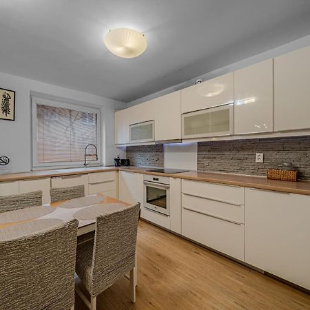 Huge Apartment Next To Train Station Close To The City Center Bratislava Exterior photo